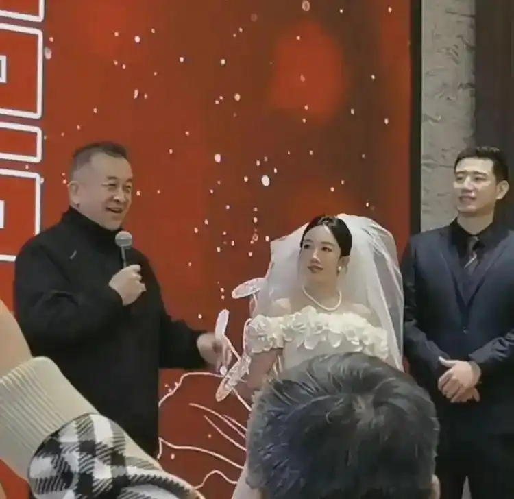 参加毕福剑饭局的人_黄宏毕福剑梁宏达怀旧聚会_三位老艺术家北京同框