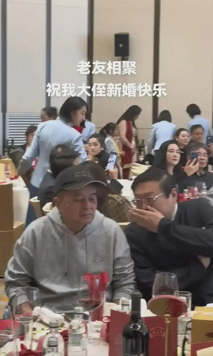 黄宏毕福剑梁宏达怀旧聚会_参加毕福剑饭局的人_三位老艺术家北京同框