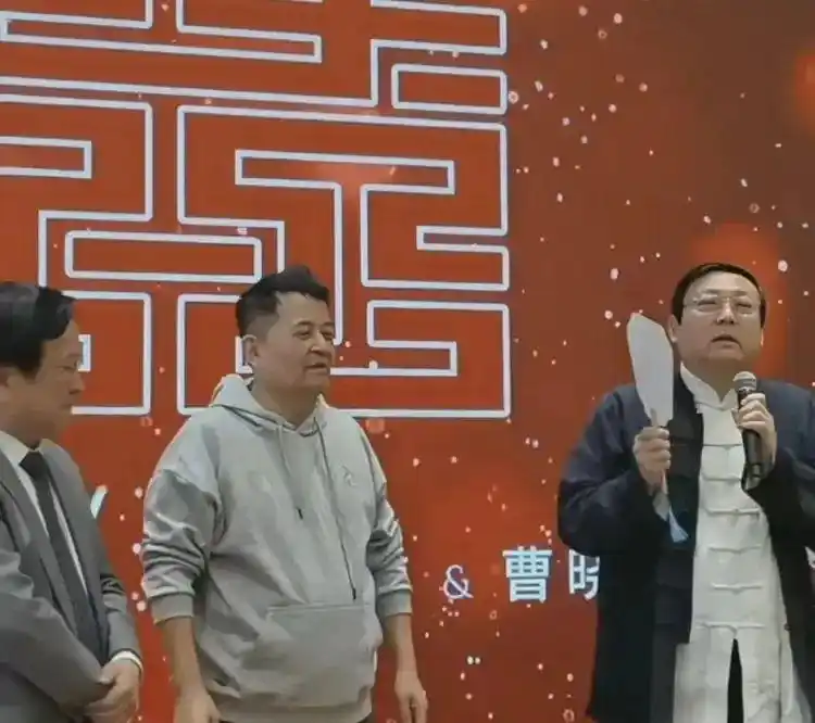 三位老艺术家北京同框_参加毕福剑饭局的人_黄宏毕福剑梁宏达怀旧聚会