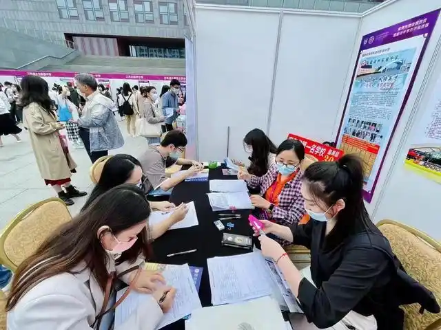 一中学年薪40万聘竞赛教练 无人投递_中学高薪招聘研究生_南京大学双高衔接引才