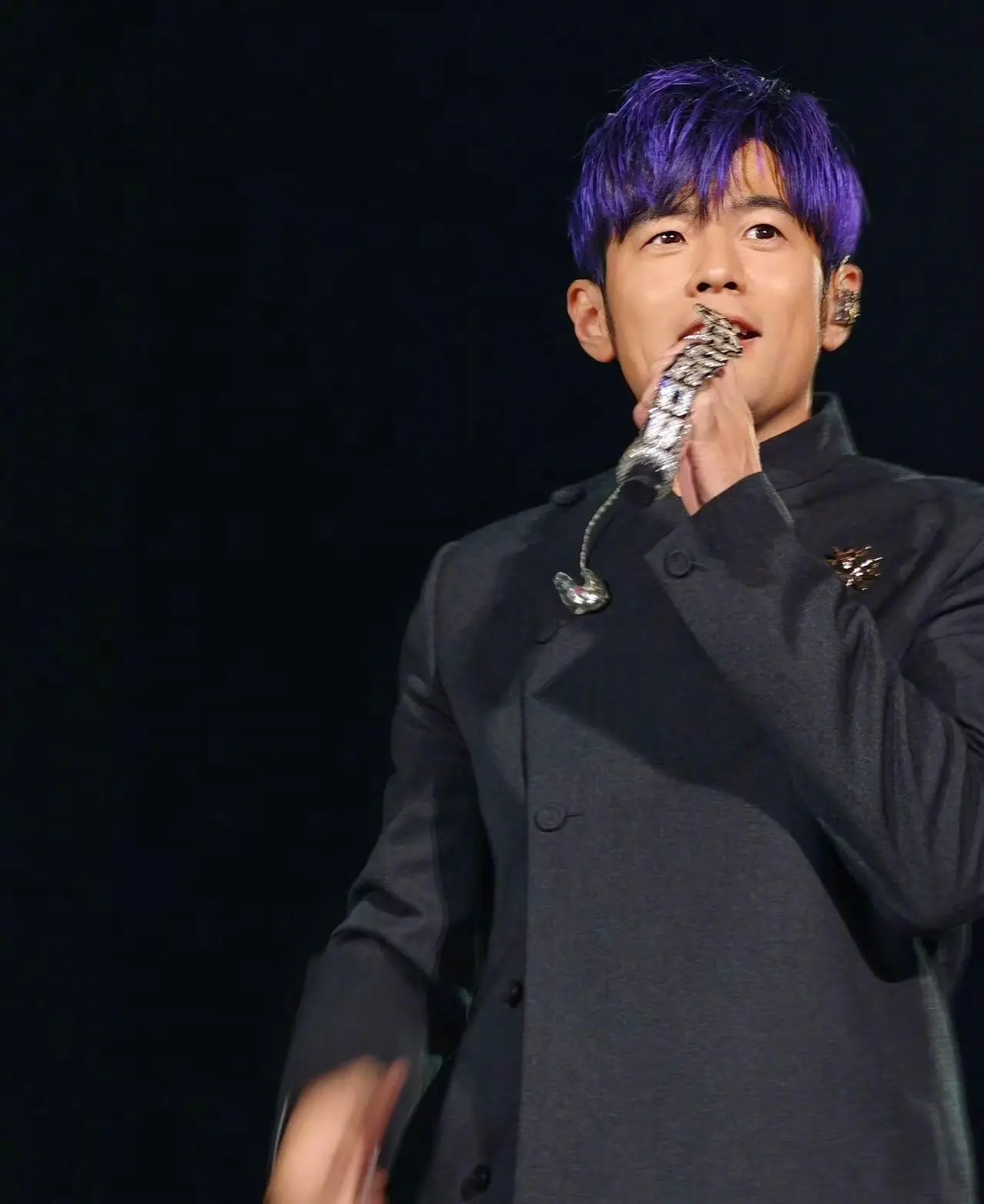 大爷蹲点进周杰伦演唱会卖水：5元1瓶_周杰伦厦门演唱会大屏票 视线不良区 票务乱象