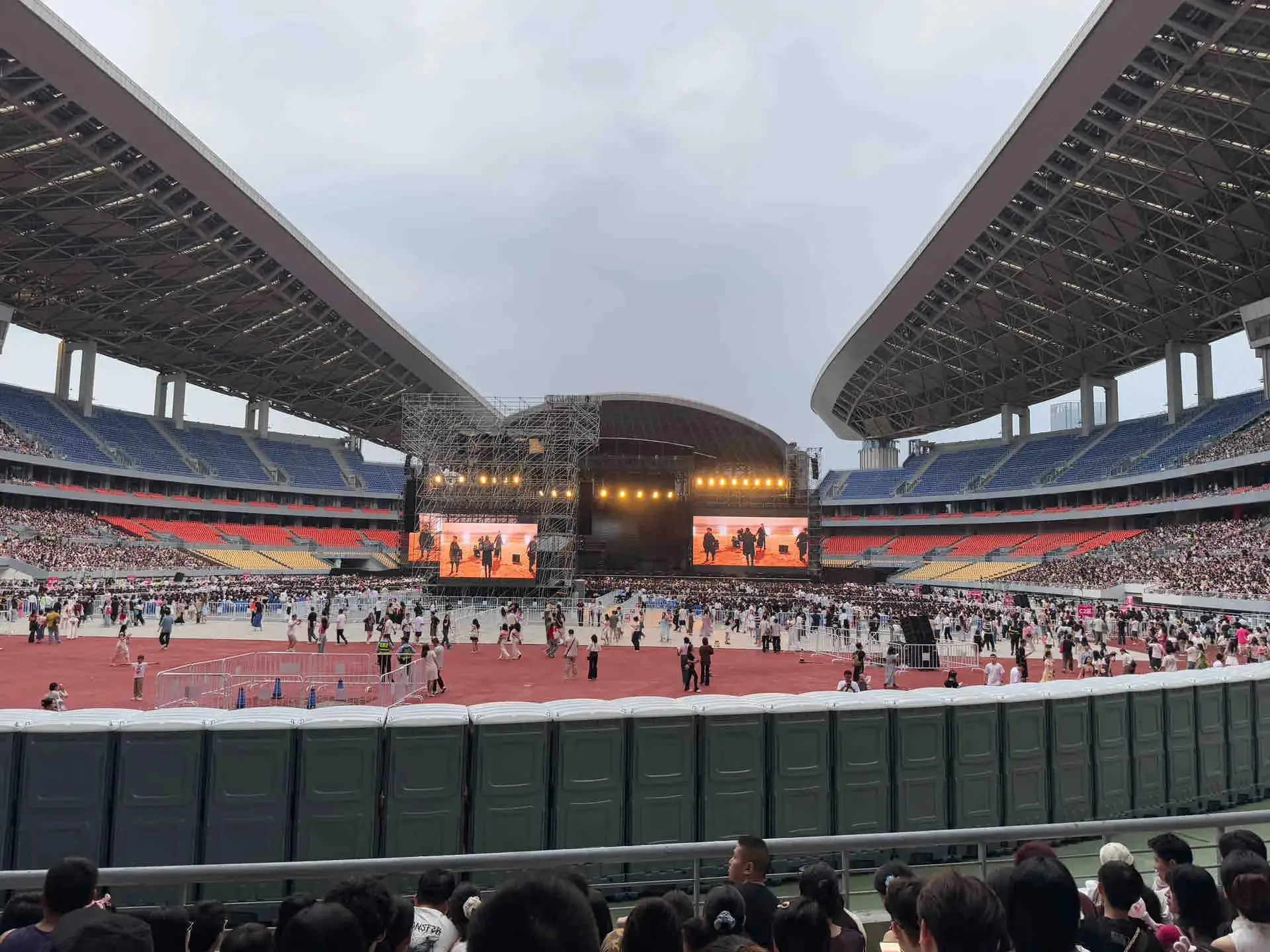 大爷蹲点进周杰伦演唱会卖水：5元1瓶_周杰伦厦门演唱会大屏票 视线不良区 票务乱象