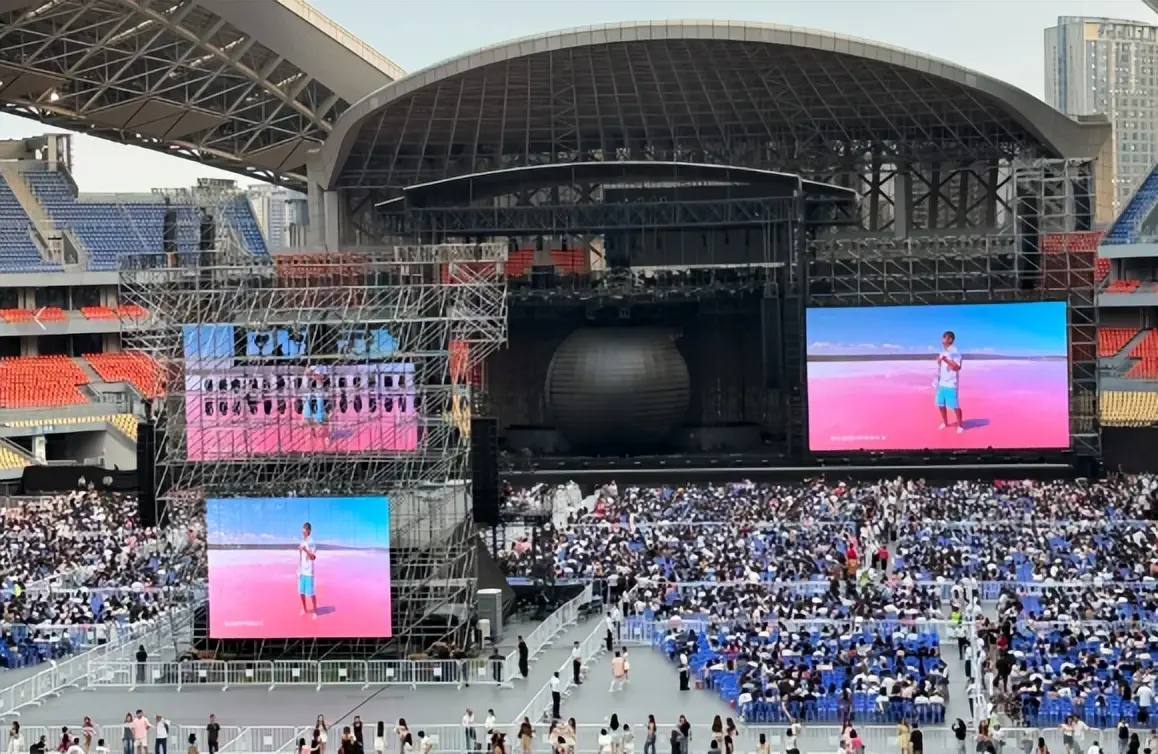 大爷蹲点进周杰伦演唱会卖水：5元1瓶_周杰伦厦门演唱会大屏票 视线不良区 票务乱象