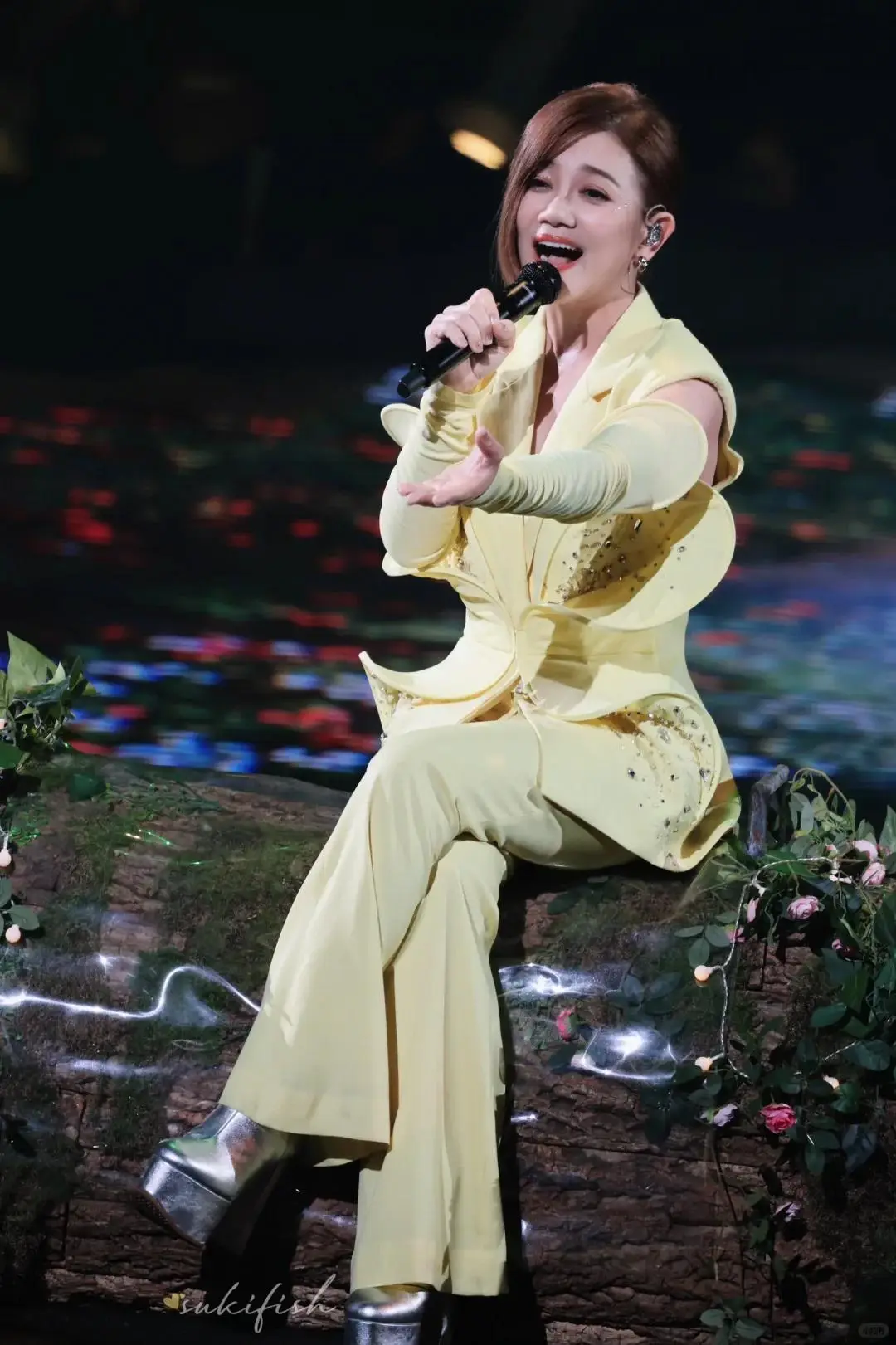 大爷蹲点进周杰伦演唱会卖水：5元1瓶_周杰伦厦门演唱会大屏票 视线不良区 票务乱象