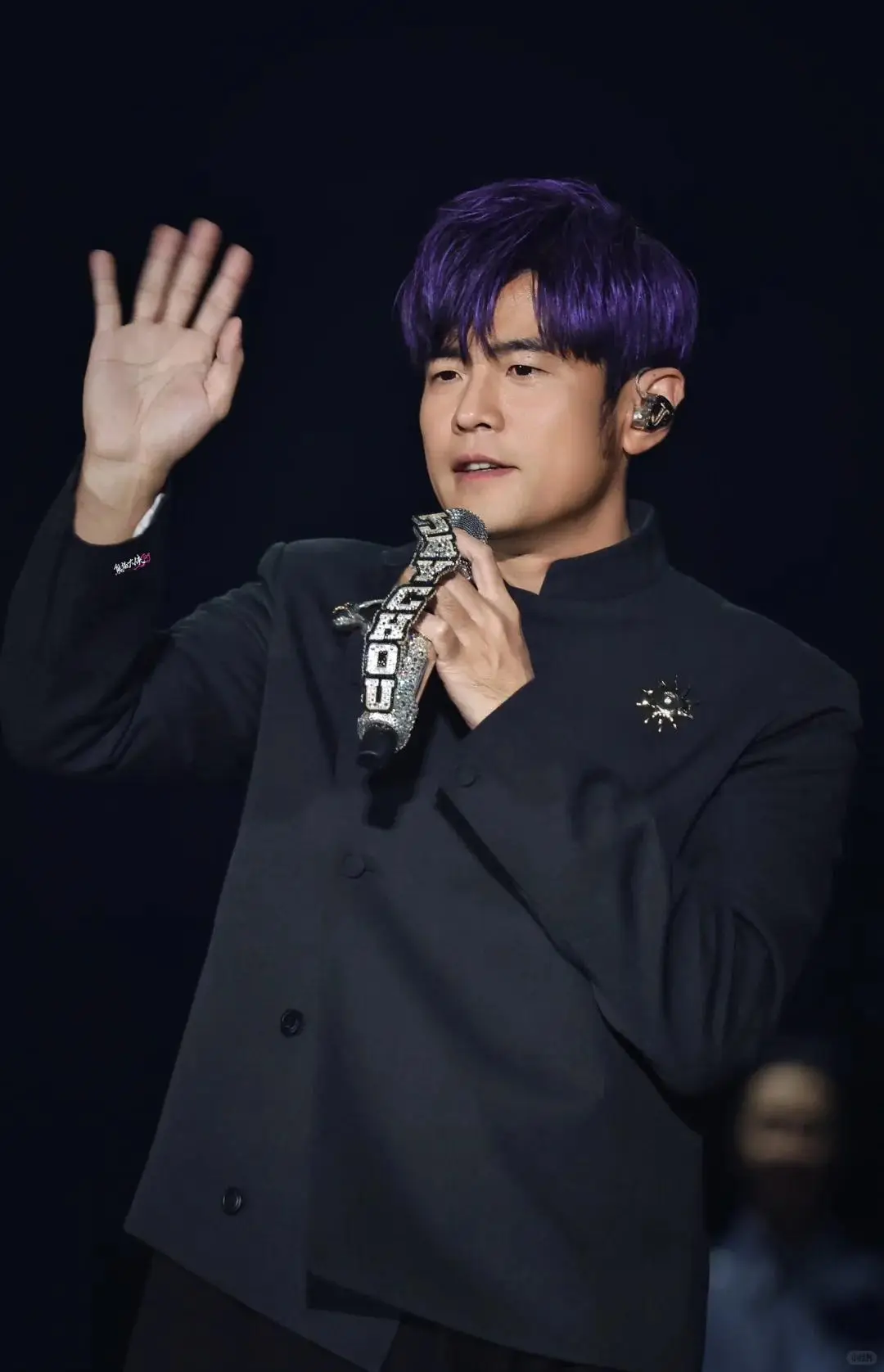 周杰伦厦门演唱会大屏票 视线不良区 票务乱象_大爷蹲点进周杰伦演唱会卖水：5元1瓶