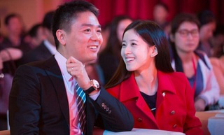 刘强东年薪1块钱，奶茶妹妹不哭