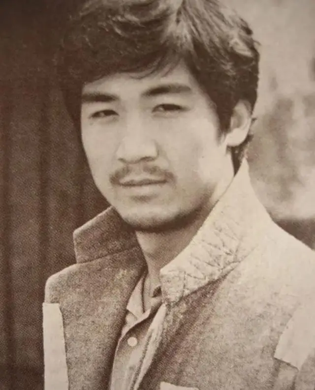 张国立前妻罗秀春现状_张国立为什么和前妻离婚_张国立与邓婕婚姻对比