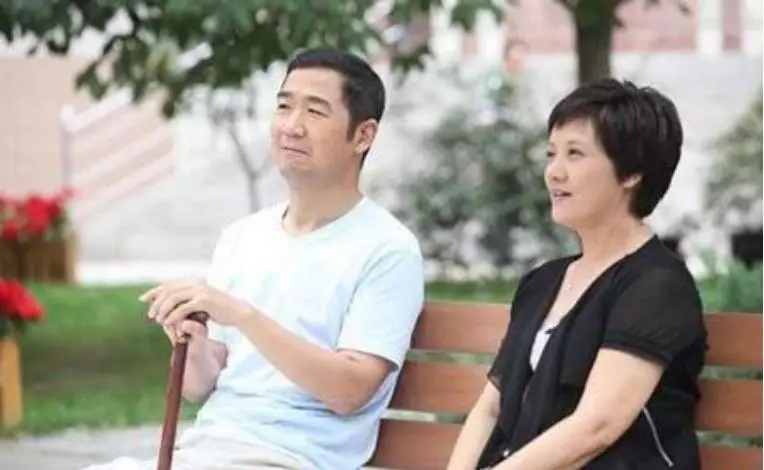 张国立为什么和前妻离婚_张国立前妻罗秀春现状_张国立与邓婕婚姻对比