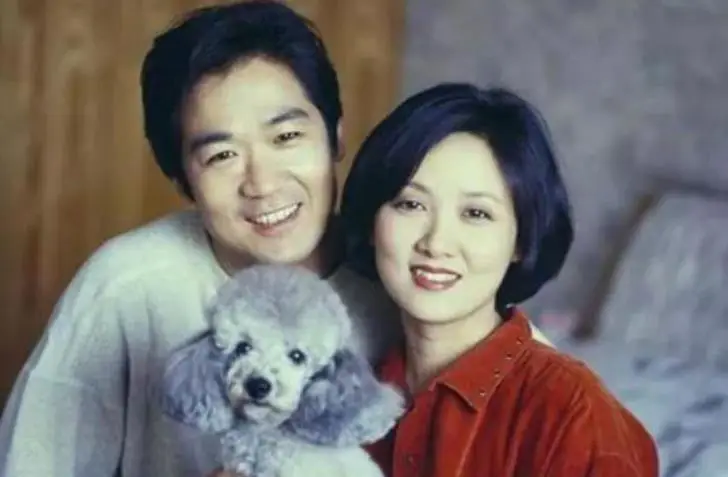 张国立与邓婕婚姻对比_张国立为什么和前妻离婚_张国立前妻罗秀春现状
