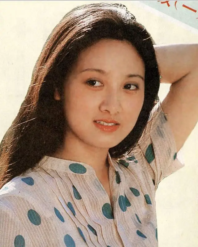 张国立为什么和前妻离婚_张国立与邓婕婚姻对比_张国立前妻罗秀春现状