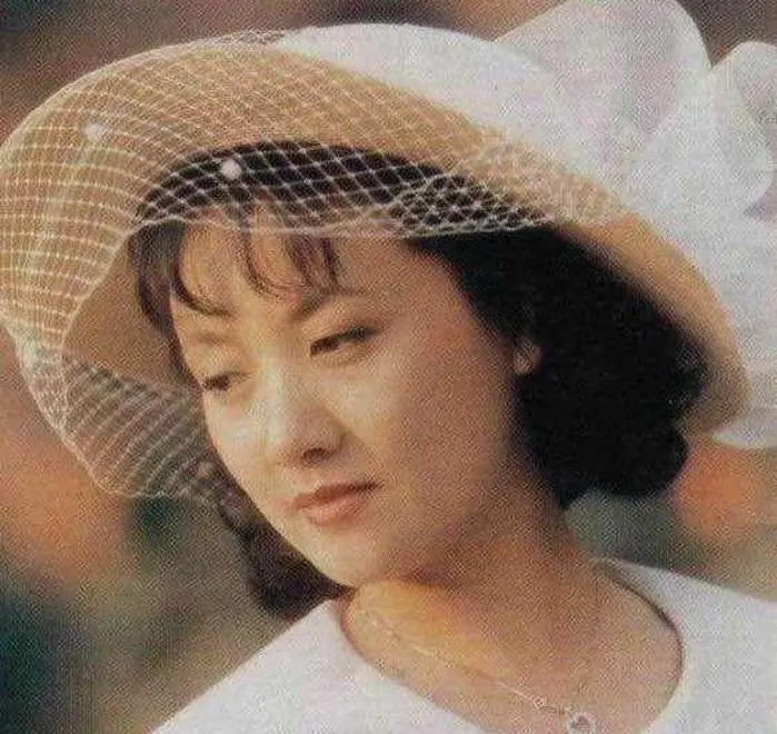 张国立前妻罗秀春现状_张国立为什么和前妻离婚_张国立与邓婕婚姻对比