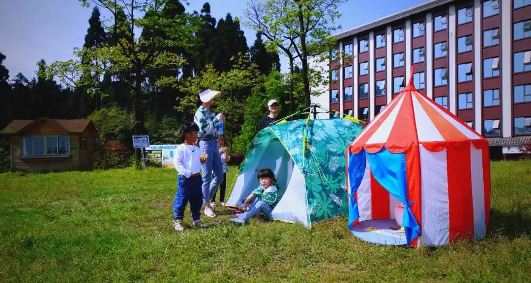 洪雅玉屏山景区春日露营体验_瓦屋山熊猫森呼吸营地自然探索_洪雅野鸡坪露营