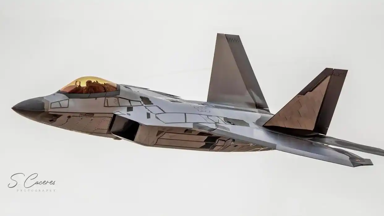 美军一架神秘F-22战斗机曝光 浑身“闪闪发光”