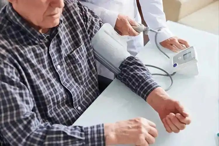 中年男性吃饭风险_吃饭不喝水死的快_吃饭太快猝死