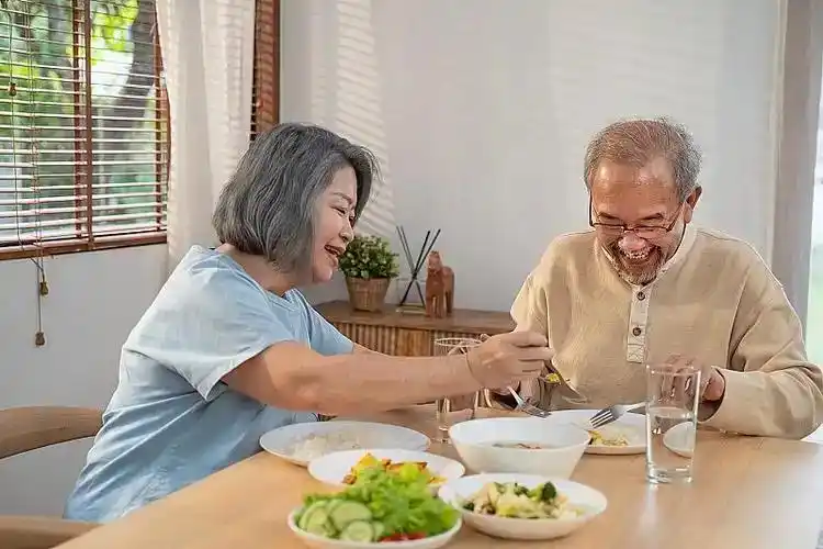 中年男性吃饭风险_吃饭不喝水死的快_吃饭太快猝死