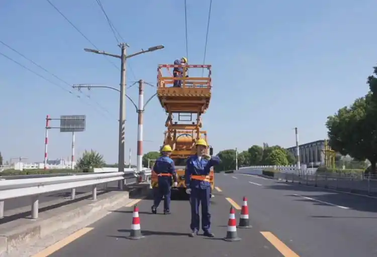 上海出租上新车型 可放6件大行李箱_荣威E6大家7新车型_上海出租车进博会保障