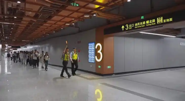 荣威E6大家7新车型_上海出租上新车型 可放6件大行李箱_上海出租车进博会保障