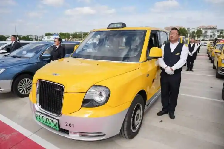 上海强生安心老爷车_进博会出租车服务保障_上海出租上新车型 可放6件大行李箱