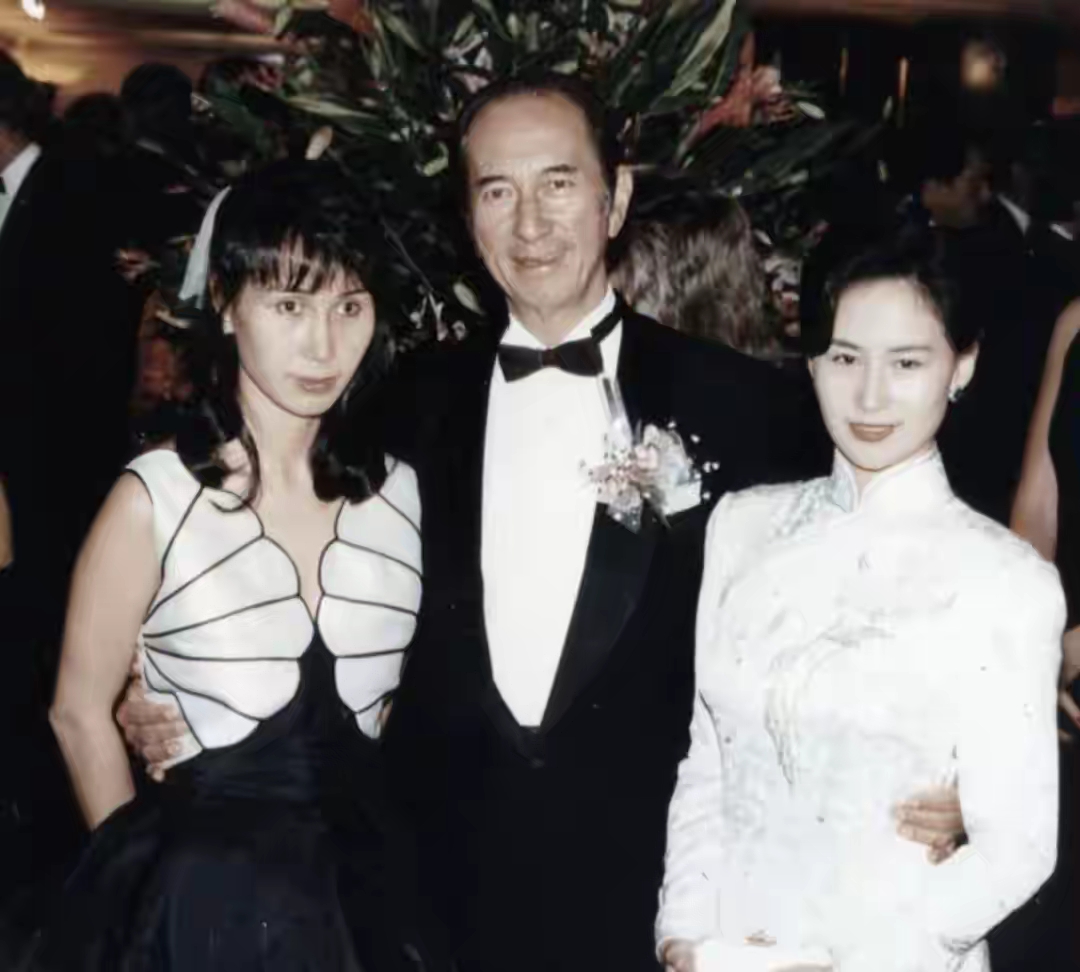 澳门赌王_何鸿燊四房太太子女_何超英何超琼何超莲何超欣