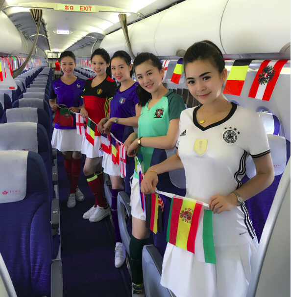 青岛航空空姐变身性感足球宝贝 万米高空足球狂欢