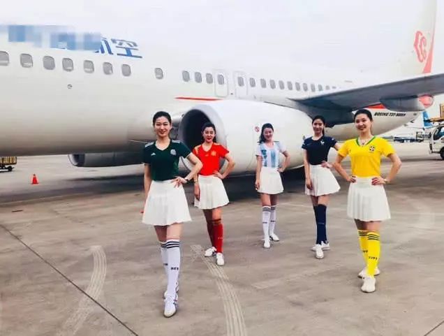世界杯空姐足球宝贝制服互动_航空公司世界杯活动创意_高清:空姐变身足球宝贝 万米高空点燃世界杯激情