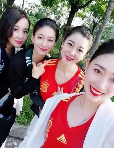 世界杯空姐足球宝贝制服互动_航空公司世界杯活动创意_高清:空姐变身足球宝贝 万米高空点燃世界杯激情