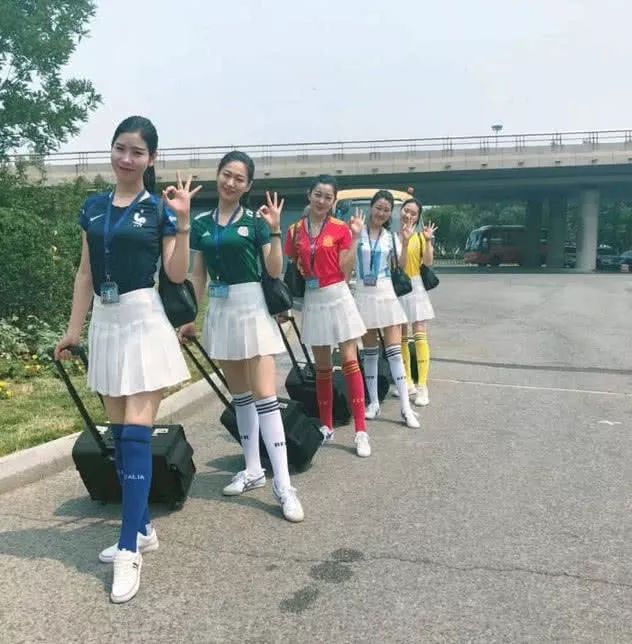 世界杯空姐足球宝贝制服互动_高清:空姐变身足球宝贝 万米高空点燃世界杯激情_航空公司世界杯活动创意