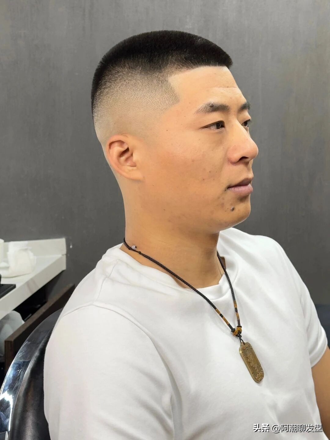 男士2025下半年潮流发型_2025男士流行发型_清爽干净显气质男士发型