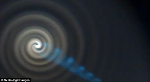 北京河北山西ufo现象_山东河北现串珠型不明发光飞行物_火箭云形成原理