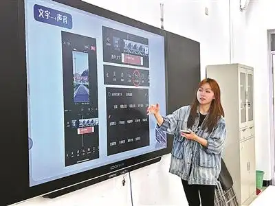 00后在老年大学当老师