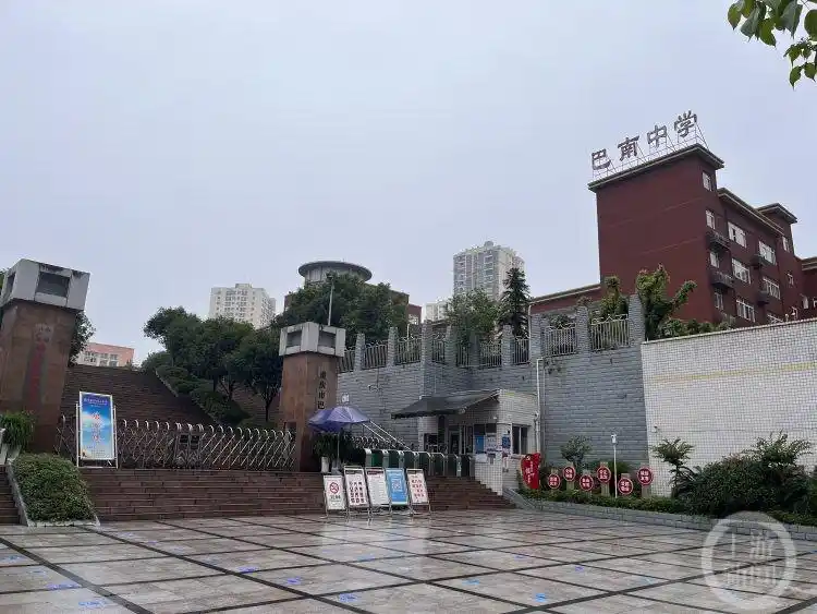 老师用喇叭喊学生起床遭居民投诉_巴南中学广播声影响居民休息_巴南中学夜间广播扰民问题