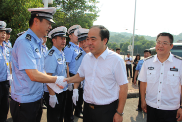 2019年8月7日，株洲市委副书记、市长阳卫国深入高温一线慰问执勤交警