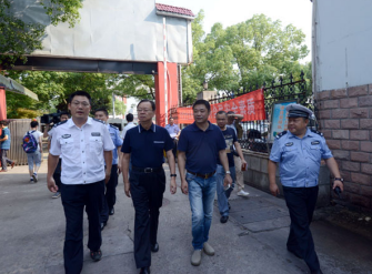2016年7月8日，株洲市副市长、市公安局长李晓葵在天元区直达商务快客公司督查