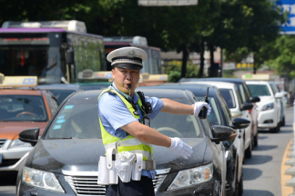 烈日下，株洲交警变“焦”警，但疏堵保畅始终是他们的工作常态