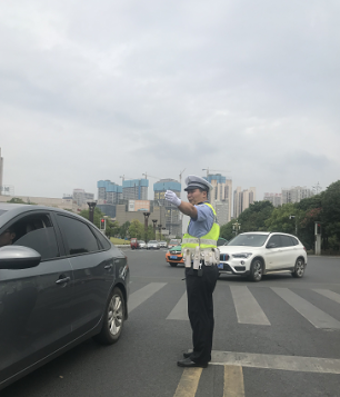陈昱名汗流浃背正在执勤的样子真的很帅！