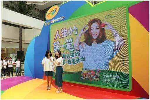 与何洁一起“变回宝宝”，来体验神奇的涂鸦创造力吧！