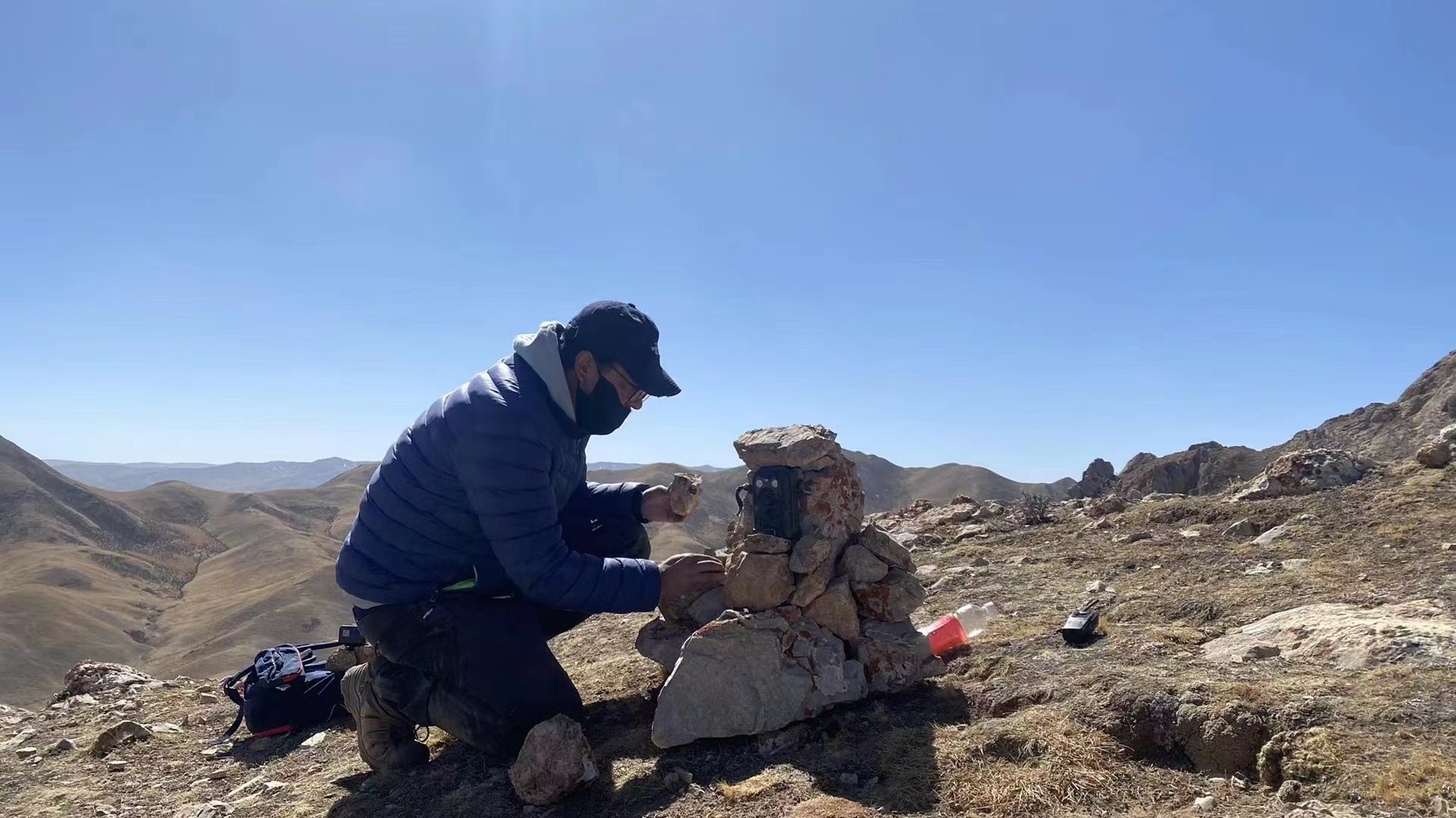 雪豹栖息地与岩羊食物链关系_乌鲁木齐天山后峡发现一只死亡雪豹_阿尼玛卿雪山雪豹保护