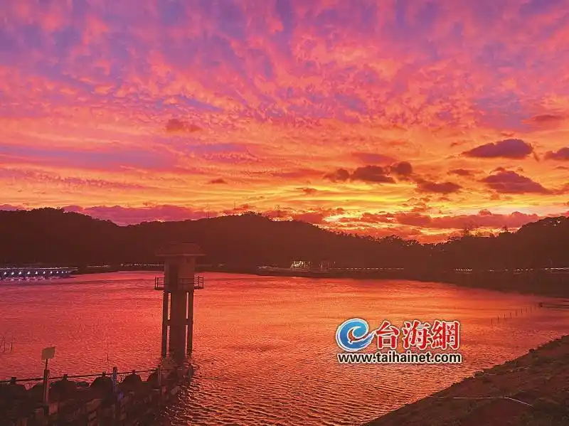 漫天醉美晚霞，是台风送来的吗？