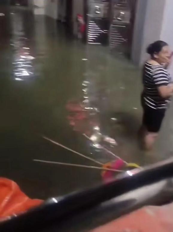 台风逼近香港 疑海水倒灌现3米喷泉_广东汕尾海水倒灌现象_深圳中英街海水倒灌原因