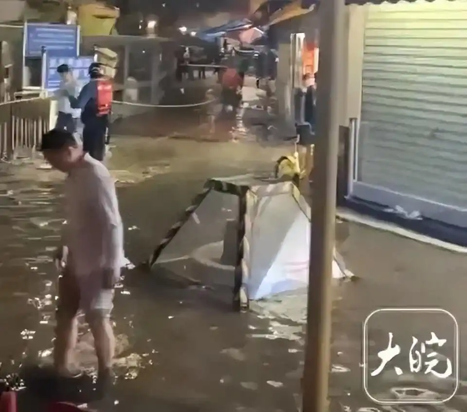 海水倒灌 广西 北海_台风逼近香港 疑海水倒灌现3米喷泉