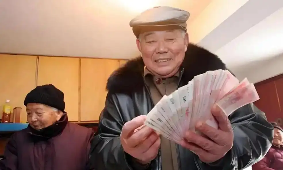 养老金调整政策下的退休生活图景_中国2025年10大事件前瞻:养老金双规制有望破题_老龄化浪潮下养老体系面临的严峻考验