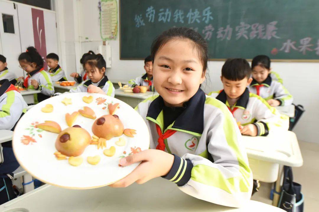 “吃苦幼儿园”为何能走红_幼儿劳动教育实践_幼儿园劳动课