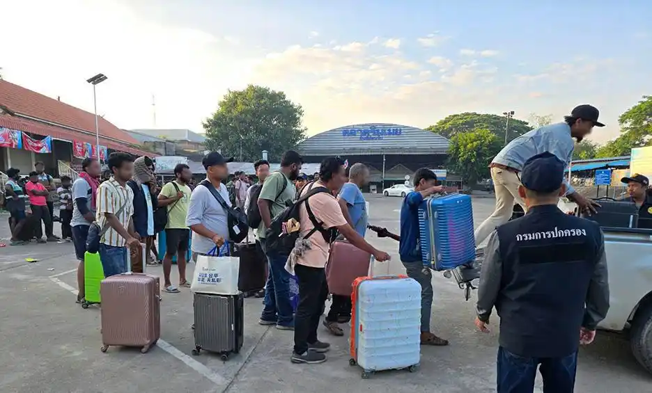 缅甸军方突击KK园区,引发大规模逃亡:已有超800人逃入泰国,有人在边境河流溺亡