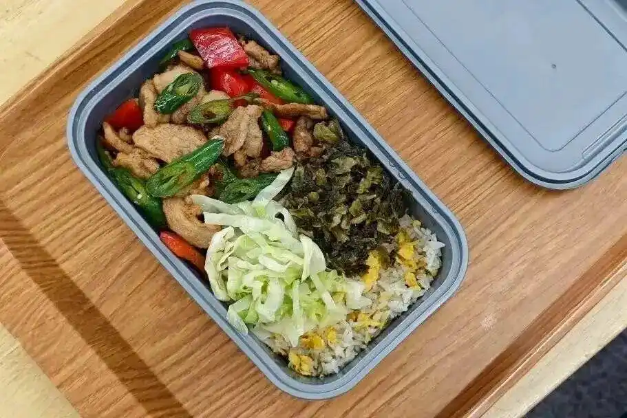 川式小炒肉饭/姜爆甜椒鸡丝饭!成都列车美食上新!门店现炒,送餐到座 川式小炒肉饭/姜爆甜椒鸡丝饭!成都列车美食上新!门店现炒,送餐到座