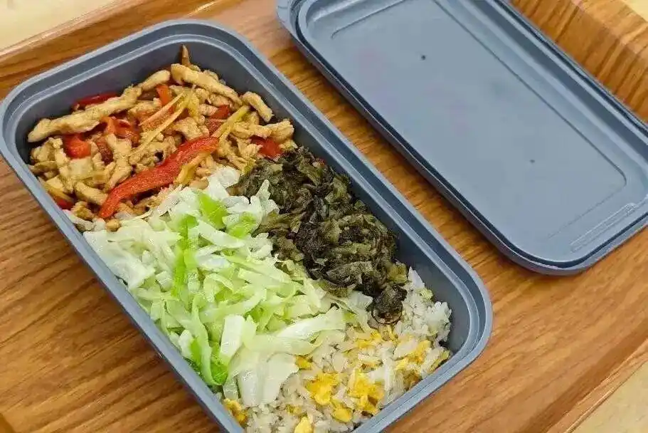 川式小炒肉莽嘟嘟饭_高铁推出17元盒饭:门店现炒_中国铁路平价套餐