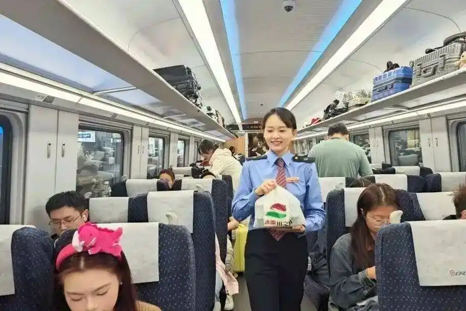 川式小炒肉莽嘟嘟饭_中国铁路平价套餐_高铁推出17元盒饭:门店现炒