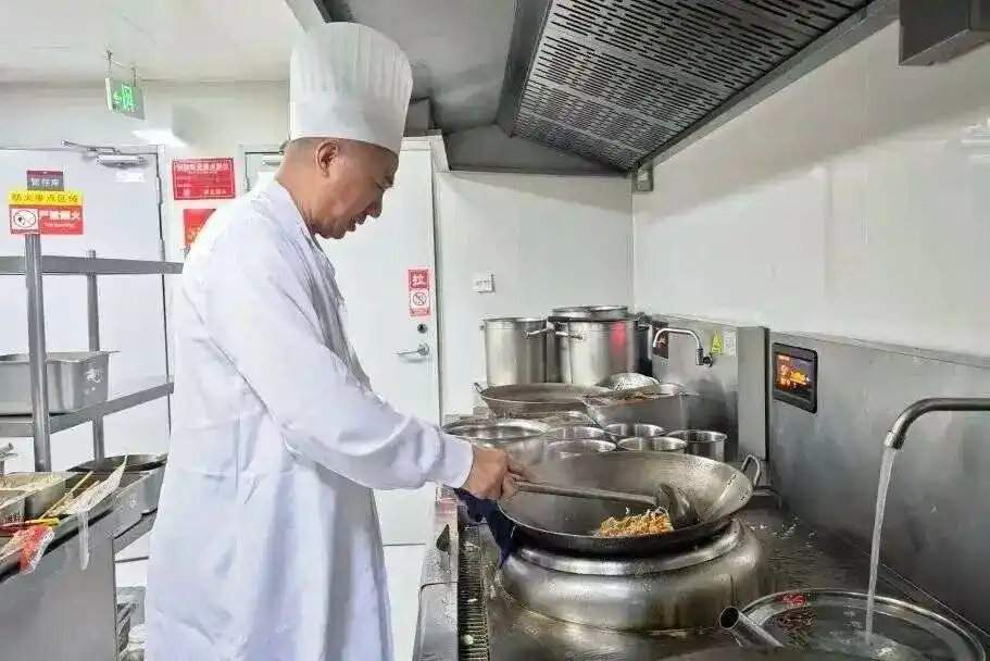 高铁推出17元盒饭:门店现炒_川式小炒肉莽嘟嘟饭_中国铁路平价套餐