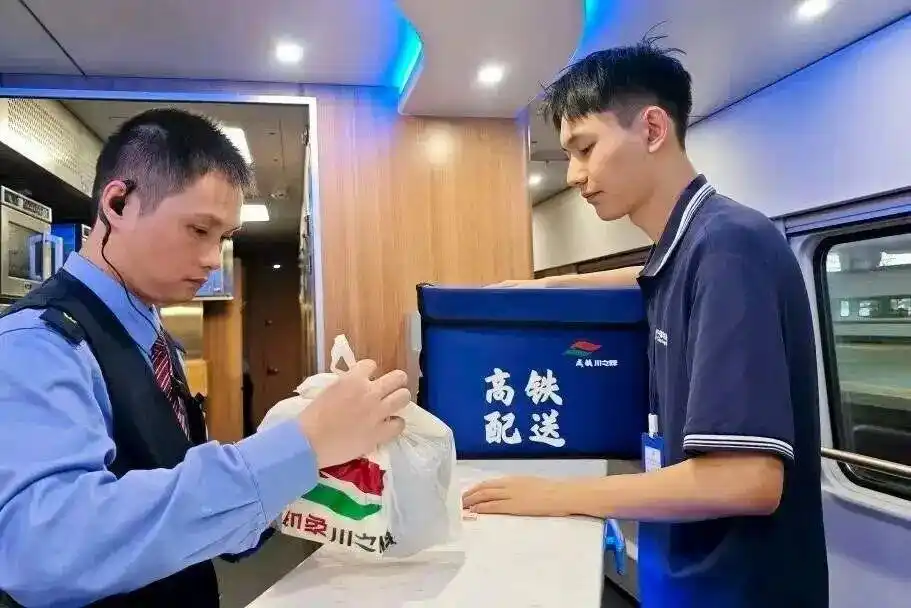 高铁推出17元盒饭:门店现炒_中国铁路平价套餐_川式小炒肉莽嘟嘟饭