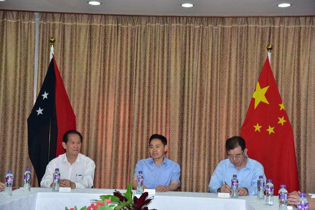 中国侨商联合会代表团访问巴新 考察当地投资环境 中国侨商联合会代表团访问巴新 考察当地投资环境