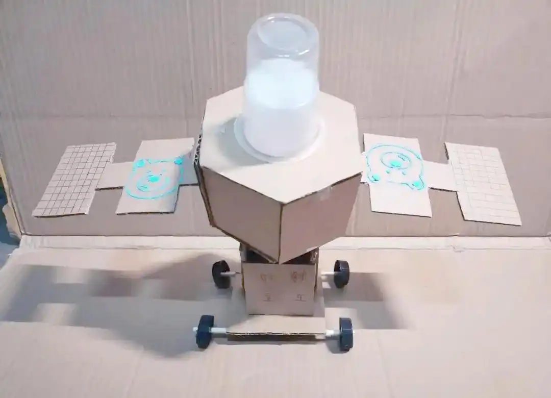 废物利用小制作信息报道_环保手工改造旧物_创意生活变废为宝活动